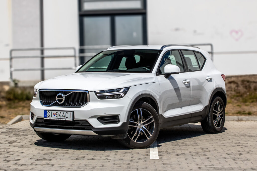 Volvo XC40 Momentum PRO AWD AT/8 145kW / AJ NA SPLÁTKY / PROTIÚČET