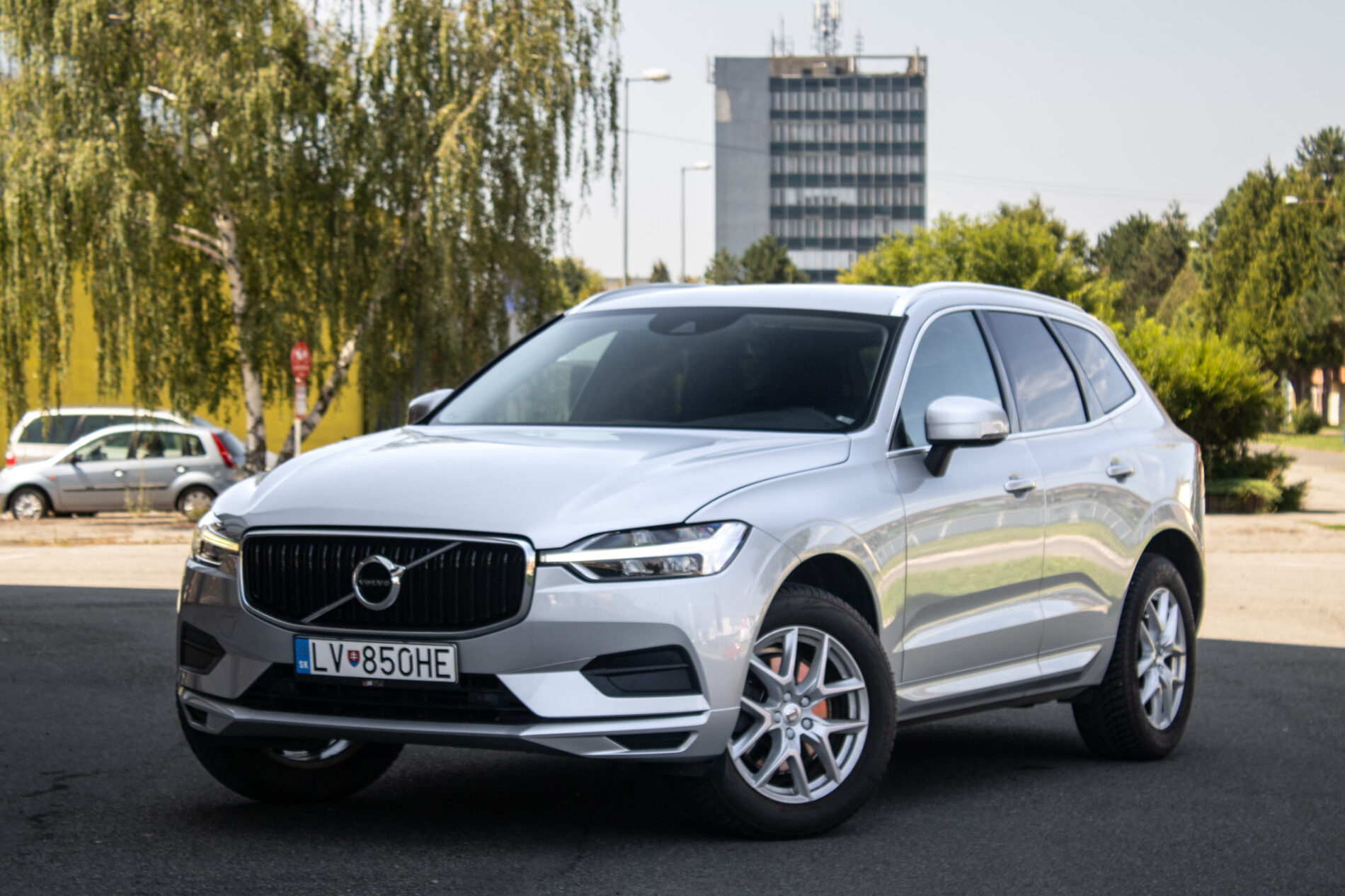 Volvo XC60 D4 Momentum FWD / 120kW / A8 / ZÁRUKA / AJ NA SPLÁTKY / PROTIÚČET