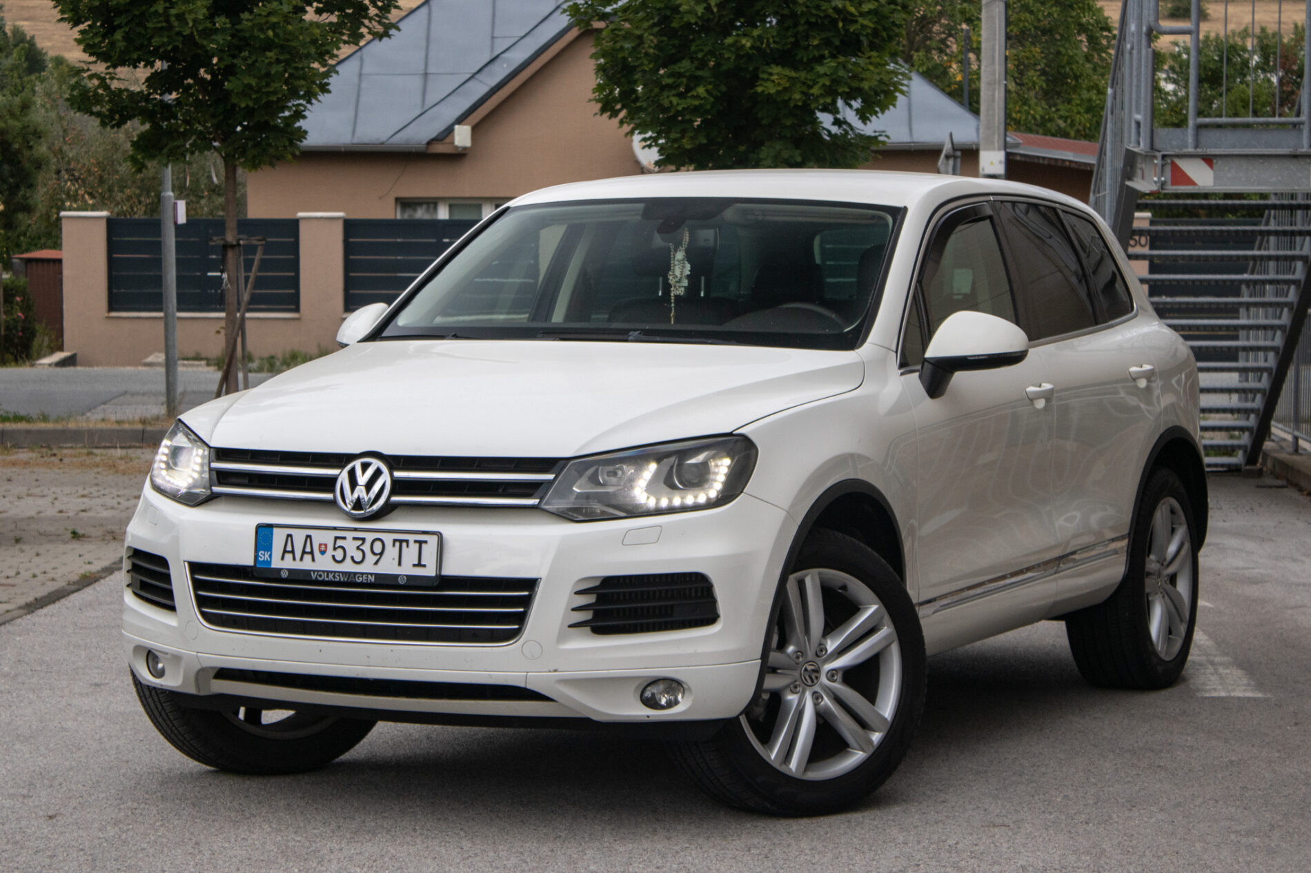 Volkswagen Touareg 3.0 TDI V6 / 180kW / A8 / ZÁRUKA / AJ NA SPLÁTKY / PROTIÚČET