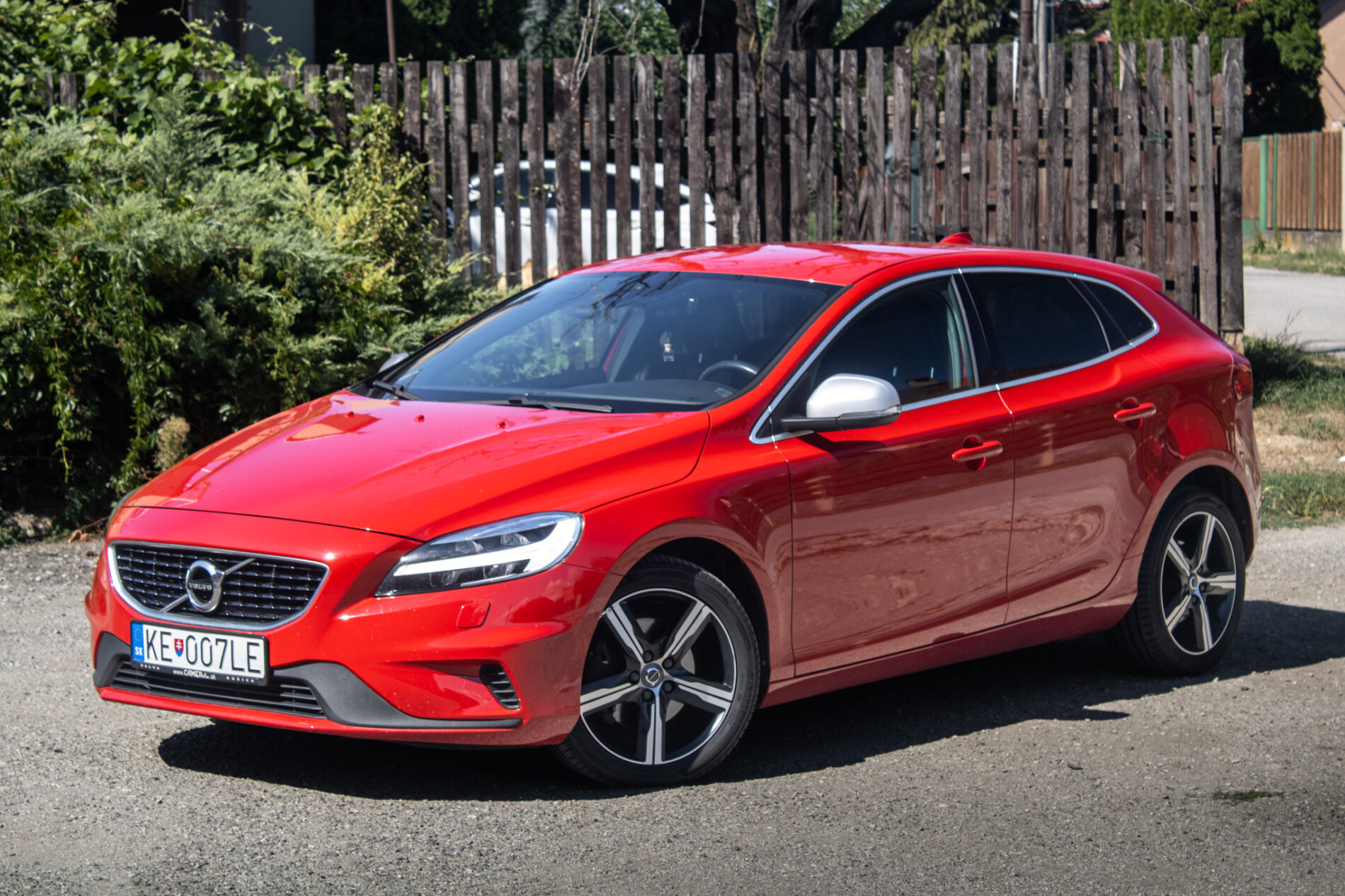 Volvo V40 T2 2.0 R-Design / 90kW / M6 / ZÁRUKA / AJ NA SPLÁTKY / PROTIÚČET