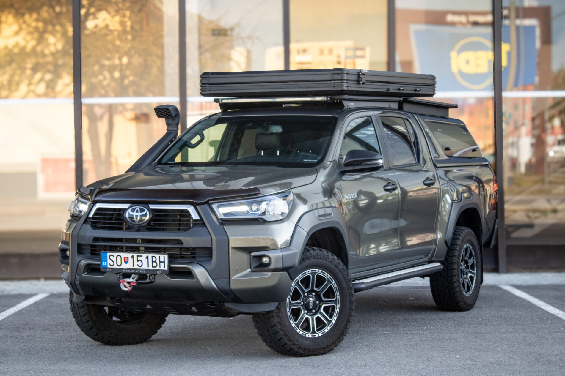Toyota Hilux DC 2.8 D-4D Invincible AT/6 4x4 150kW 2022 / AJ NA SPLÁTKY / PROTIÚČET