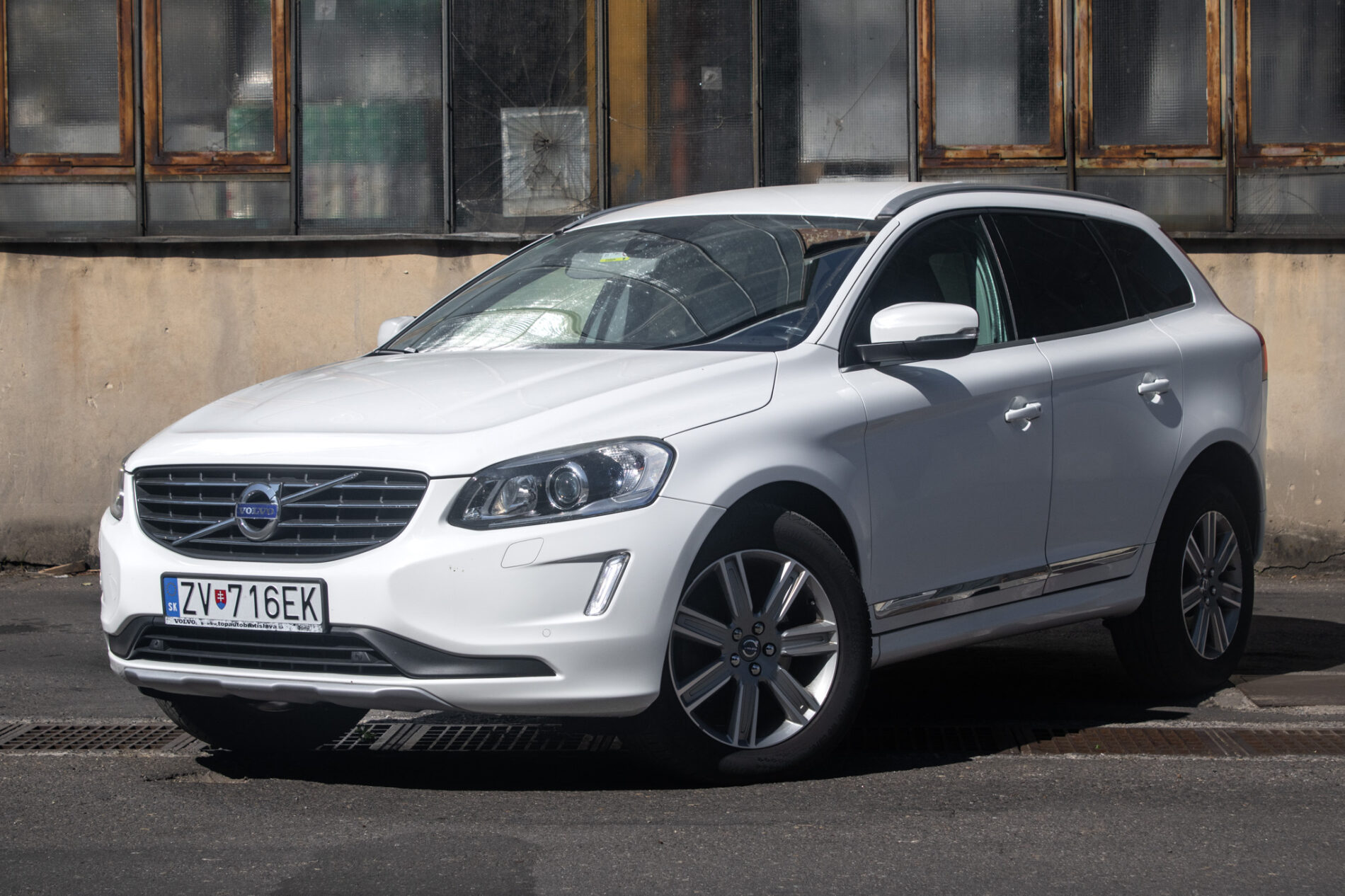 Volvo XC60 D4 2.4L Drive-E Summum AWD / 140kW / A6 / ZÁRUKA / AJ NA SPLÁTKY / PROTIÚČET