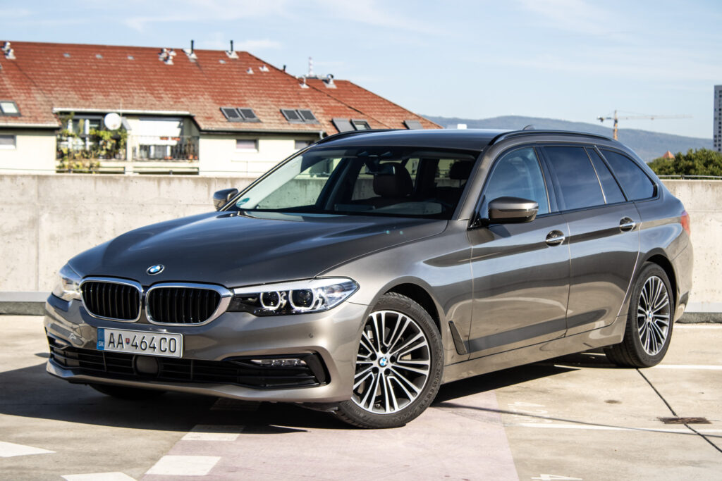 BMW Rad 5 Touring 530d Sport Line xDrive 195kW AT/8 / AJ NA SPLÁTKY / PROTIÚČET