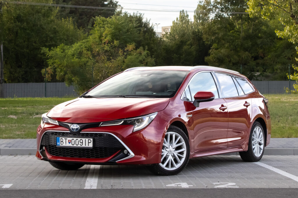 Toyota Corolla Combi 2.0 Hybrid Dynamic Force Executive / 112kW / E-CVT / ZÁRUKA / AJ NA SPLÁTKY / PROTIÚČET