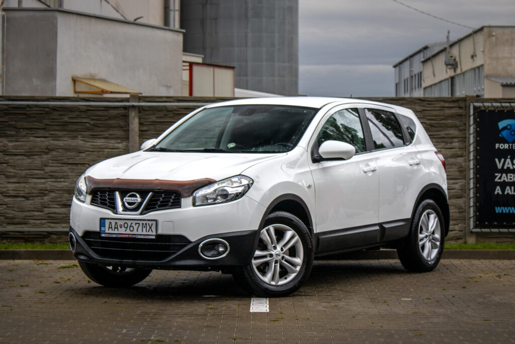 Nissan Qashqai 1.6i Acenta 4x2 (EU5), 86 kW, M5, 5d. / AJ NA SPLÁTKY / PROTIÚČET /