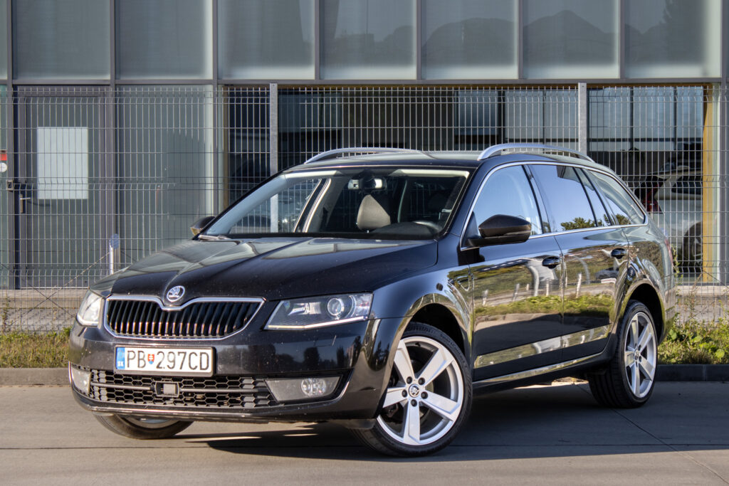 Škoda Octavia Combi 2.0 TDI Elegance 4x4 / 110kW / M6 / AJ NA SPLÁTKY / PROTIÚČET