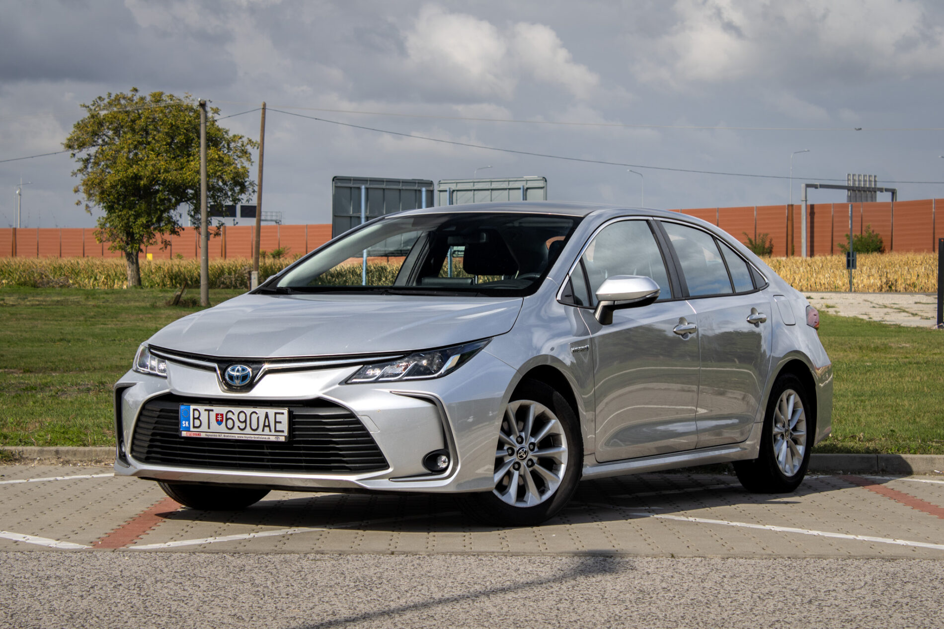 Toyota Corolla sedan 1.8 Hybrid e-CVT, 72 kW, A1, 4d. / AJ NA SPLÁTKY / PROTIÚČET /