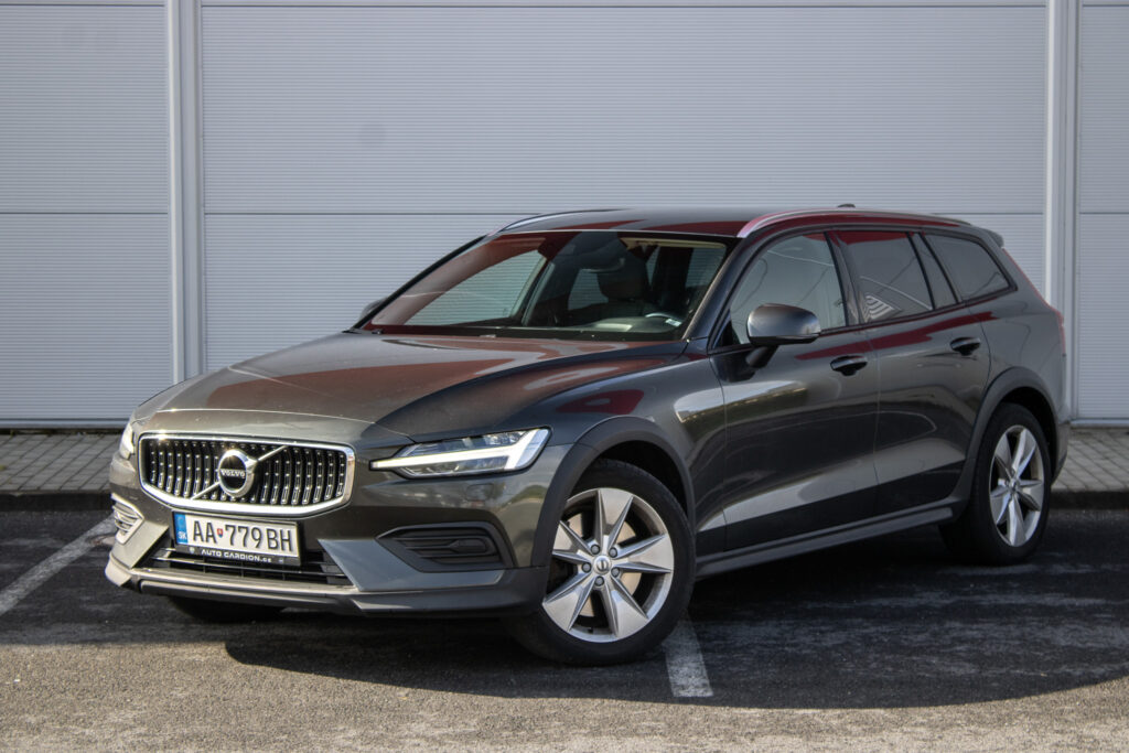Volvo V60 CC D4 2.0L / 140kW / A8 / ZÁRUKA / AJ NA SPLÁTKY / PROTIÚČET