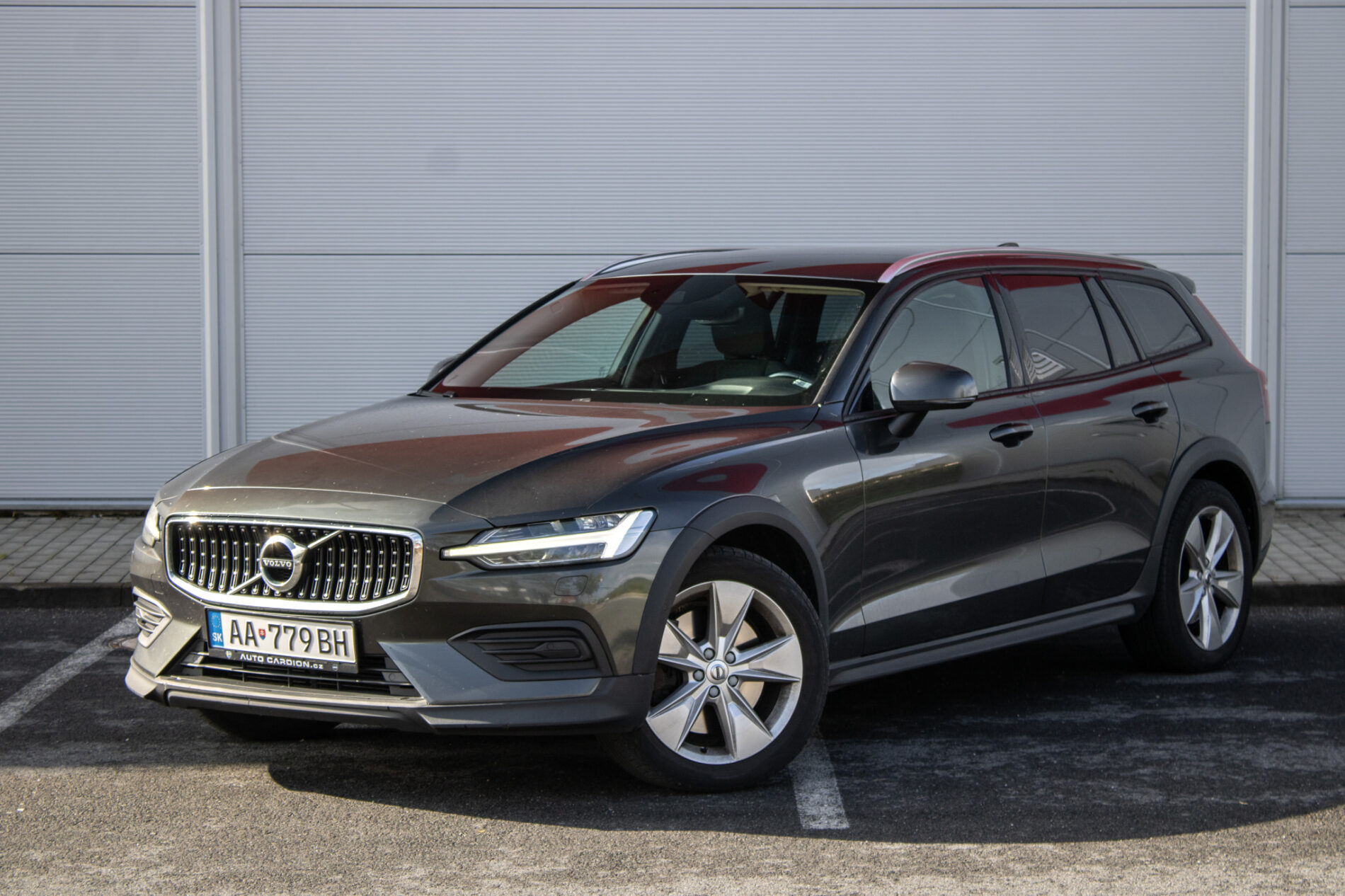 Volvo V60 CC D4 2.0L / 140kW / A8 / ZÁRUKA / AJ NA SPLÁTKY / PROTIÚČET