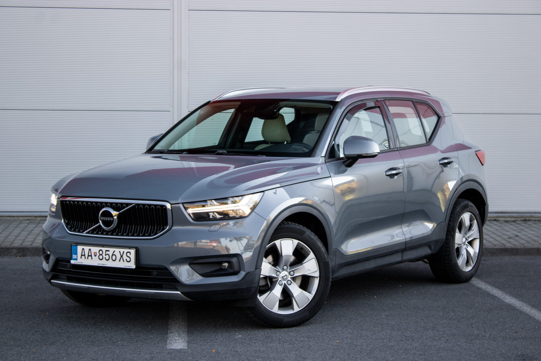 Volvo XC40 B4 AWD / 145kW / A8 / ZÁRUKA / AJ NA SPLÁTKY / PROTIÚČET