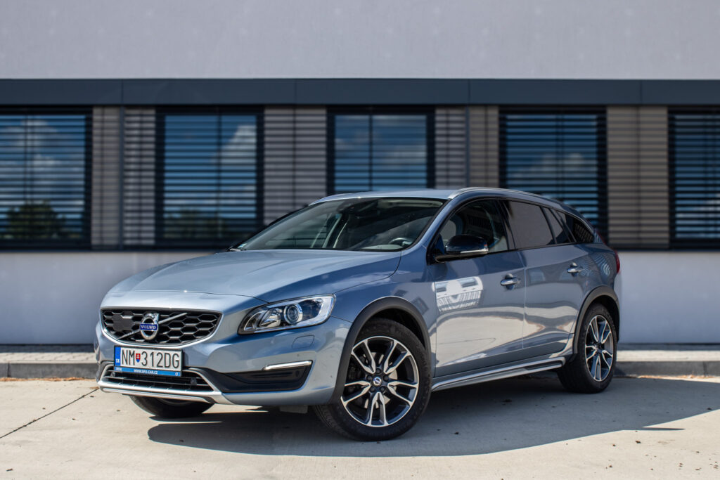 Volvo V60 Cross Country D4 AWD Polestar 140kW AT/6 2018 / AJ NA SPLÁTKY / PROTIÚČET