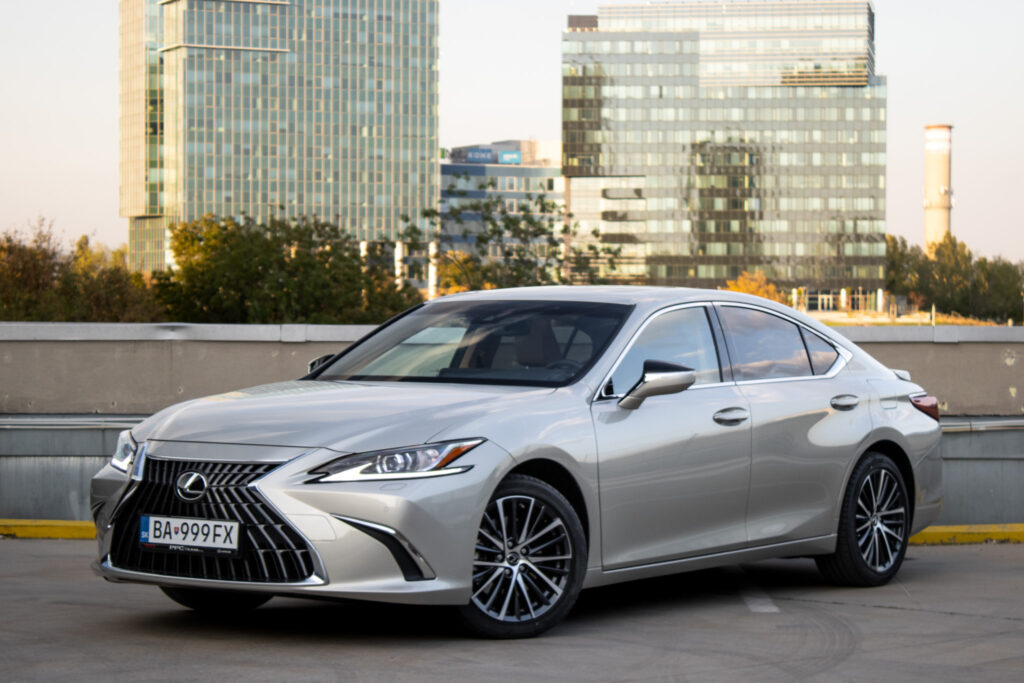 Lexus ES 300h Legacy Edition / 131kW / CVT / ZÁRUKA / AJ NA SPLÁTKY / PROTIÚČET