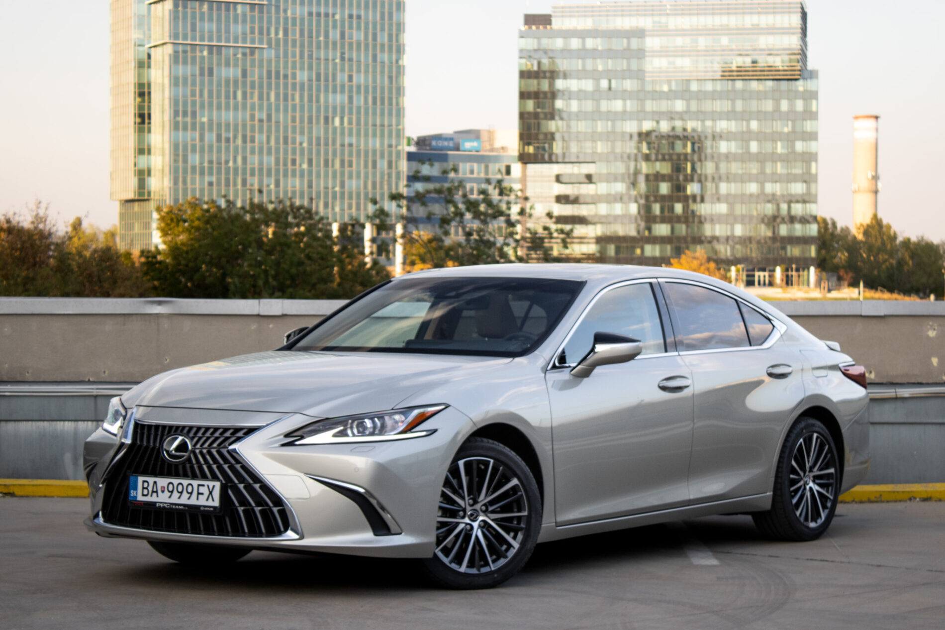 Lexus ES 300h Legacy Edition / 131kW / CVT / ZÁRUKA / AJ NA SPLÁTKY / PROTIÚČET