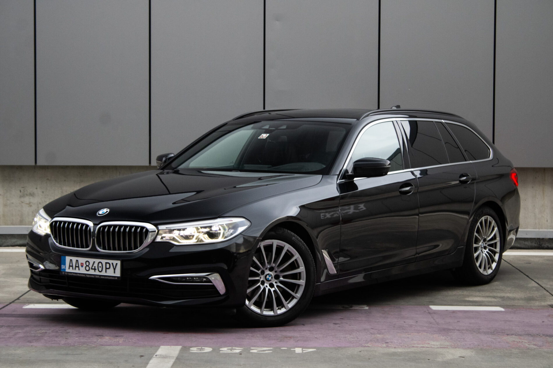 BMW Rad 5 Touring 520d xDrive Luxury Line 140kW AT/8 2019 / AJ NA SPLÁTKY / PROTIÚČET