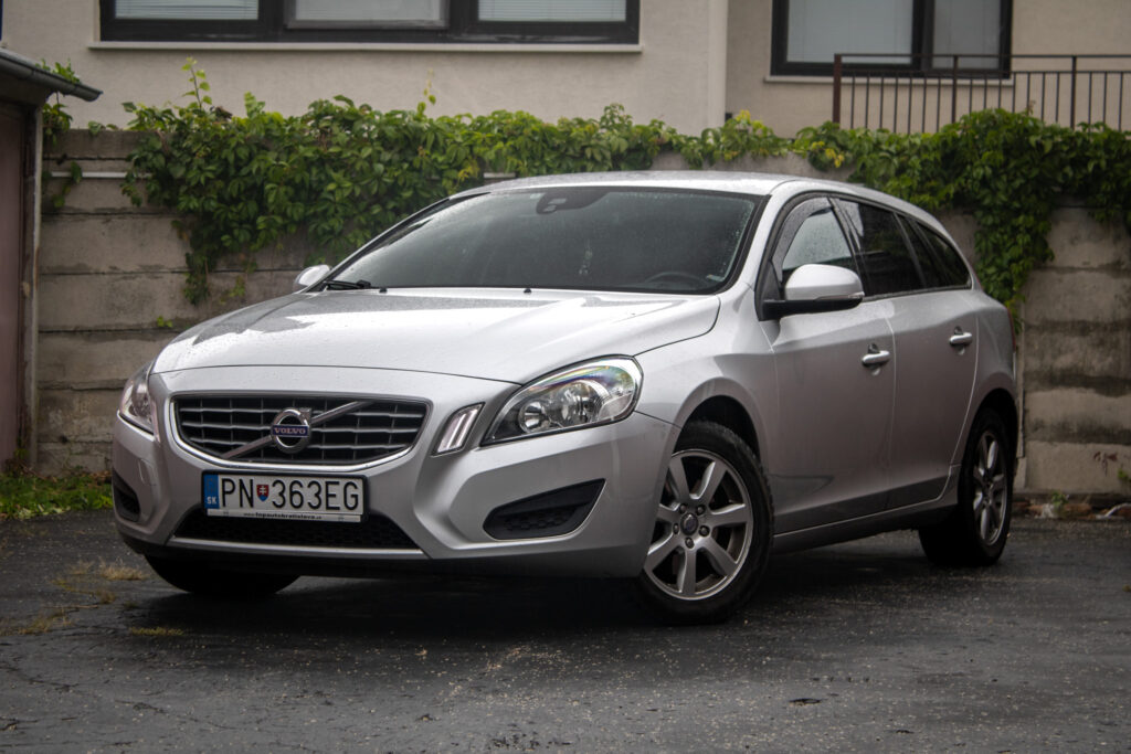Volvo V60 D3 Momentum Geartronic, 120 kW, A6, 5d. / AJ NA SPLÁTKY / PROTIÚČET /