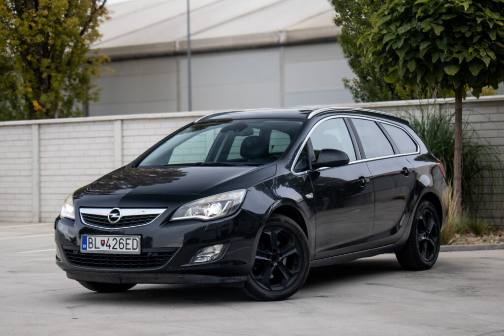 Opel Astra Sport Tourer 2.0 MT/6 121kW 2011 / AJ NA SPLÁTKY / PROTIÚČET