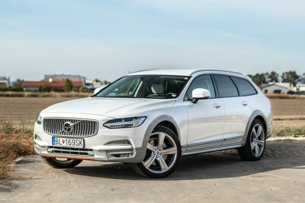 Volvo V90 T5 Cross Country Ocean Race 184kW AT/8 2018 AWD / AJ NA SPLÁTKY / PROTIÚČET